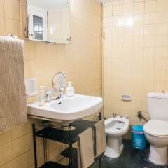 Отель Classy and Chic 2 bedroom apartment Греция, Афины - отзывы, цены и фото номеров - забронировать отель Classy and Chic 2 bedroom apartment онлайн ванная