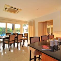 Отель Pattaya Sunset Villa 4 Bedroom Sleeps 8 в номере фото 2