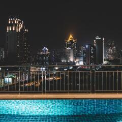 Отель Adelphi Suites Bangkok бассейн