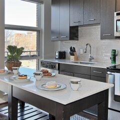 Отель Stylish 1BR w/ Pool + Gym South Capitol в номере фото 2