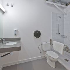 Отель Hola Hostal Collblanc ванная
