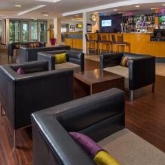 Отель Holiday Inn Express London Hammersmith гостиничный бар