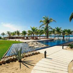 Отель Las Palmas Resort & Beach Club