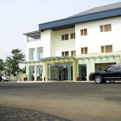 Отель Monty Suites & Golf парковка