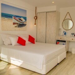 Апартаменты Blue Harbour Boutique Apartments комната для гостей