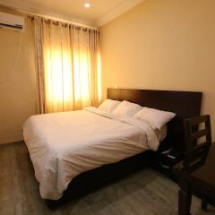 Iyore Grand Hotel & Suites 2 сейф в номере
