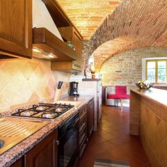 Отель Farmhouse With Pool and Large Garden, 50 Acres of Vineyards, Wine Tasting Ареццо фото 10