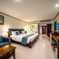 Отель Andaman Beach Suites Пхукет комната для гостей