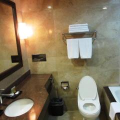 Отель Makati Crown Regency Hotel Филиппины, Макати - отзывы, цены и фото номеров - забронировать отель Makati Crown Regency Hotel онлайн ванная