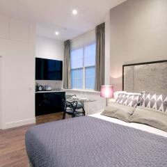 Апартаменты Valet Apartments Golden Square комната для гостей фото 3