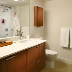 Отель LEVEL Furnished Living Yaletown Seymour Канада, Ванкувер - отзывы, цены и фото номеров - забронировать отель LEVEL Furnished Living Yaletown Seymour онлайн ванная фото 2