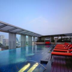 Отель Marriott Sukhumvit Бангкок бассейн