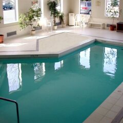 Отель Travelodge by Wyndham Calgary International Airport South Канада, Калгари - отзывы, цены и фото номеров - забронировать отель Travelodge by Wyndham Calgary International Airport South онлайн бассейн фото 2