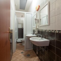 Отель Alessandro Downtown Hostel Италия, Рим - 1 отзыв об отеле, цены и фото номеров - забронировать отель Alessandro Downtown Hostel онлайн ванная