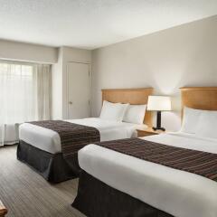 Отель Country Inn & Suites Columbus Airport комната для гостей фото 3