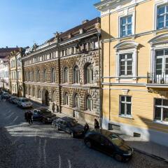 Old Town Hostel Alur парковка