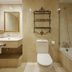 Апартаменты Playa de La Concha 5 Apartment by FeelFree Rentals ванная