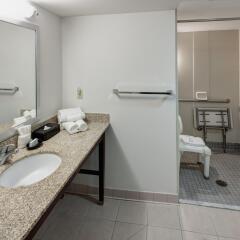 Отель Hampton Inn Gateway Arch Downtown ванная фото 2