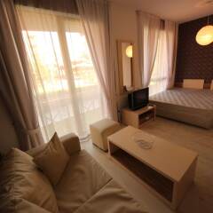 Апартаменты Menada Rainbow Apartments Солнечный берег комната для гостей фото 10