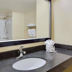 Отель Baymont by Wyndham Charlotte Airport North / I-85 North ванная