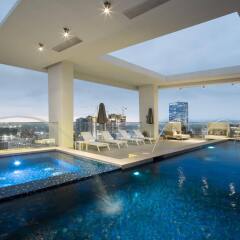 Отель Level Furnished Living бассейн фото 2