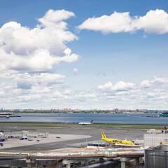 Отель New York LaGuardia Airport Marriott пляж
