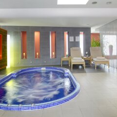 Отель Radisson Blu Hotel Toulouse Airport Франция, Бланьяк - 1 отзыв об отеле, цены и фото номеров - забронировать отель Radisson Blu Hotel Toulouse Airport онлайн бассейн фото 3