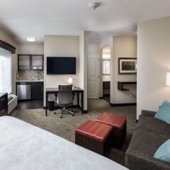 Отель Staybridge Suites Saskatoon - University комната для гостей фото 5
