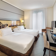 Отель H10 Universitat 4* Стандартный номер с различными типами кроватей фото 31