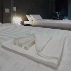 Luck-Yimm Hostel - Adults Only Бангкок комната для гостей фото 2