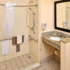 Quality Inn & Suites in Jacksonville, United States of America from 75$, photos, reviews - zenhotels.com bathroom