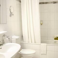 Отель Best Western Ambassador Hotel Германия, Дюссельдорф - 4 отзыва об отеле, цены и фото номеров - забронировать отель Best Western Ambassador Hotel онлайн ванная