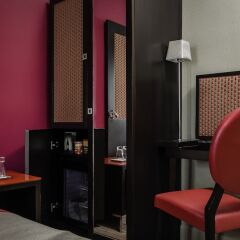 Отель Hôtel Courcelles Étoile сейф в номере