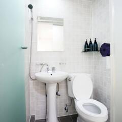 Отель 24 Guesthouse Myeongdong Avenue Южная Корея, Сеул - 2 отзыва об отеле, цены и фото номеров - забронировать отель 24 Guesthouse Myeongdong Avenue онлайн ванная