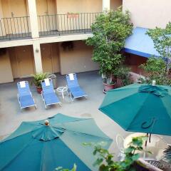 Отель Holiday Inn Express West Los Angeles США, Лос-Анджелес - отзывы, цены и фото номеров - забронировать отель Holiday Inn Express West Los Angeles онлайн бассейн