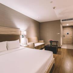 Отель Adelphi Suites Bangkok комната для гостей фото 3