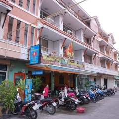 Swiss Hostel Beachhouse парковка