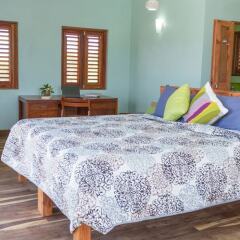Отель Sea Dragon Three Bedroom Cottage Треже-Бич сейф в номере