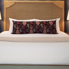 Отель Spyglass Inn сейф в номере