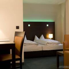Fleming's Hotel München Schwabing сейф в номере