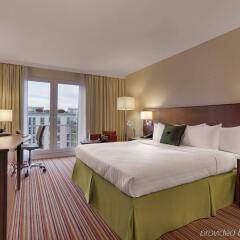 Отель Courtyard by Marriott Munich City East Мюнхен комната для гостей