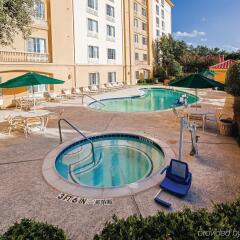 Отель La Quinta Inn & Suites Dallas North Central бассейн