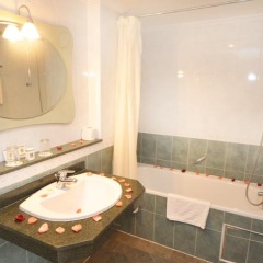 Отель Intercontinental Hotel Tangier Марокко, Танжер - отзывы, цены и фото номеров - забронировать отель Intercontinental Hotel Tangier онлайн ванная