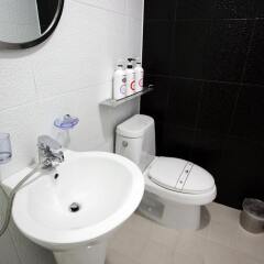 Отель Ekonomy Myeongdong Central Сеул ванная