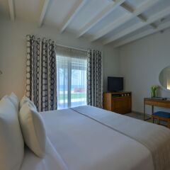Отель Sealine Beach - a Murwab Resort сейф в номере