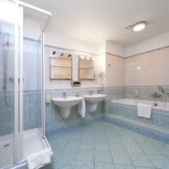 Отель Little Quarter Hostel Чехия, Прага - 11 отзывов об отеле, цены и фото номеров - забронировать отель Little Quarter Hostel онлайн ванная