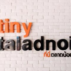 Tiny Taladnoi Hostel Бангкок с домашними животными