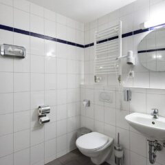 Отель a&o Berlin Friedrichshain Германия, Берлин - 3 отзыва об отеле, цены и фото номеров - забронировать отель a&o Berlin Friedrichshain онлайн ванная