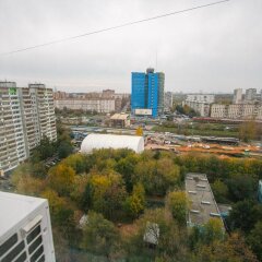 Гостиница MneNaSutki na Yablochkova 41a в Москве отзывы, цены и фото номеров - забронировать гостиницу MneNaSutki na Yablochkova 41a онлайн Москва балкон