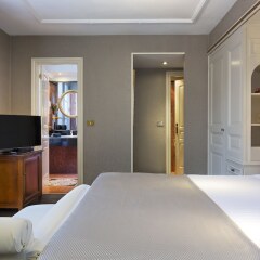 Отель Melia Paris Notre-Dame Франция, Париж - отзывы, цены и фото номеров - забронировать отель Melia Paris Notre-Dame онлайн сейф в номере